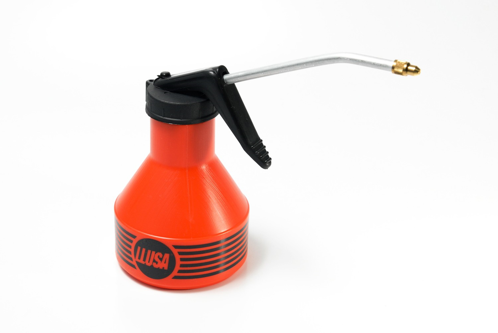 Aceitera A Presion Plastica Pico Movil 250Cc.